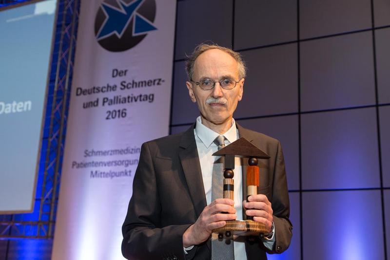 Dr. med. Günther Bittel, Leiter des Regionalen DGS-Schmerzzentrums Duisburg, mit dem diesjährigen DEUTSCHEN SCHMERZPREIS – Deutscher Förderpreis für Schmerzforschung und Schmerztherapie ausgezeichnet