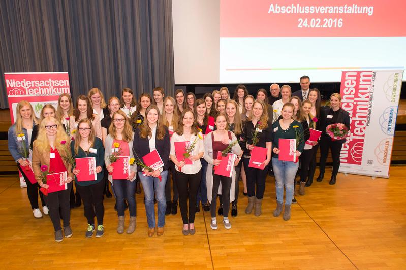 34 junge Frauen absolvierten das „Niedersachsen-Technikum“, das die Hochschule und die Universität Osnabrück zusammen mit 30 regionalen Unternehmen angeboten haben.