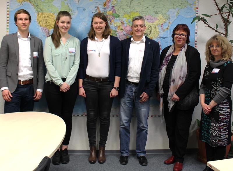 Alina Redzovic (2.v.l.) und Annika Dankmeyer (3.v.l.) erhielten Glückwünsche von Prof. Barbara Schwarze (2.v.r.) und den Firmenvertretern Hauke Jürgens (l.), Matthias Pieper und Beate Thieke.