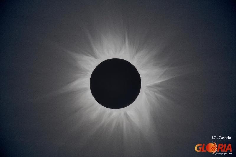 Die Heliosphäre der Sonne, aufgenommen im australischen Outback, 14.11.2012. Auch bei der kommenden Finsternis am 9.März 2016  wird die Sonne einen ähnlich vollkommenen Kranz bilden.