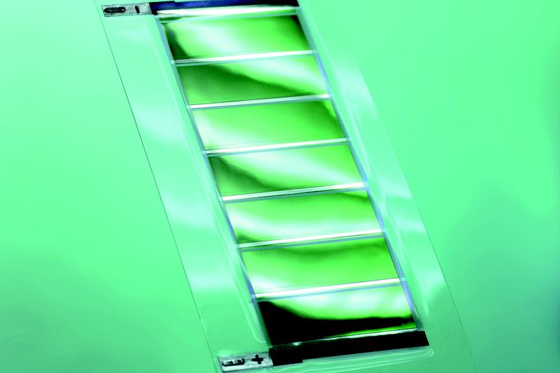 Flexibel und organisch - auf einer Rolle-zu-Rolle-Anlage entsteht per Laserstrukturierung das Halbzeug für eine flexible Solarzelle, die daraufhin im Druckprozess fertig gestellt wird.