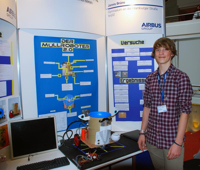 Jannis Brüns (15) erhält für sein Projekt „Müllroboter 2.0“ den Weltretter-Sonderpreis des Fachbereichs Produktionstechnik beim Bremer Landeswettbewerb „Jugend forscht“