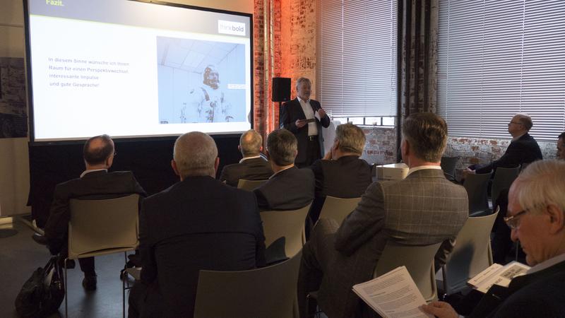 Prof. Dr. Heinz Thielmann moderiert die offene Diskussion im Rahmen des Roundtables.