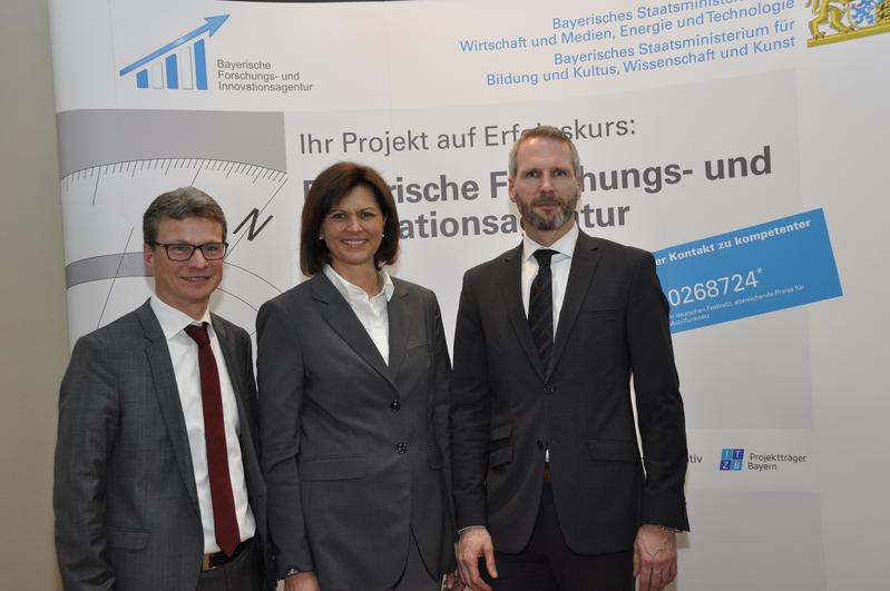 Bayerns Wissenschaftsstaatssekretär Bernd Sibler, Bayerns Wirtschaftsministerin Ilse Aigner, Martin Reichel (Sprecher der Bayerischen Forschungs- und Innovationsagentur)