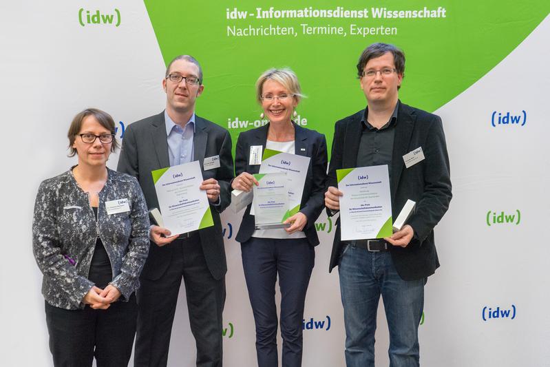 Dr. Christina Reinhardt vom idw-Vorstand mit den drei Preisträgern (v. l. n. r.) Alexander Schlaak, Uni Regensburg, Monika Landgraf, KIT, und Thorsten Mohr, Uni des Saarlandes.