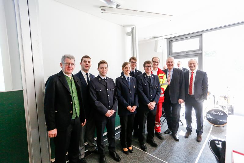 Prof. Dr. Nik Klever (links), ehrenamtlich aktive Studierende, Staatsminister Joachim Herrmann und Hochschul-Vizepräsident Prof. Dr. Gordon Thomas Rohrmair.