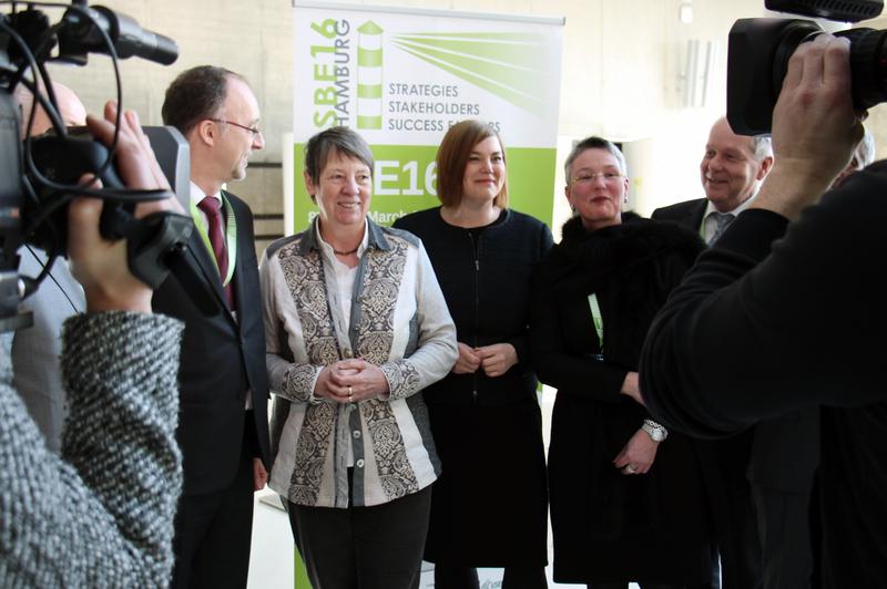 Dr. Barbara Hendricks, Bundesumweltministerin, gemeinsam mit Katharina Fegebank, Hamburgs Wissenschaftssenatorin, HCU-Kanzlerin Stephanie Egerland-Rau und HCU-Präsident Dr.-Ing. Walter Pelka (v. l.)