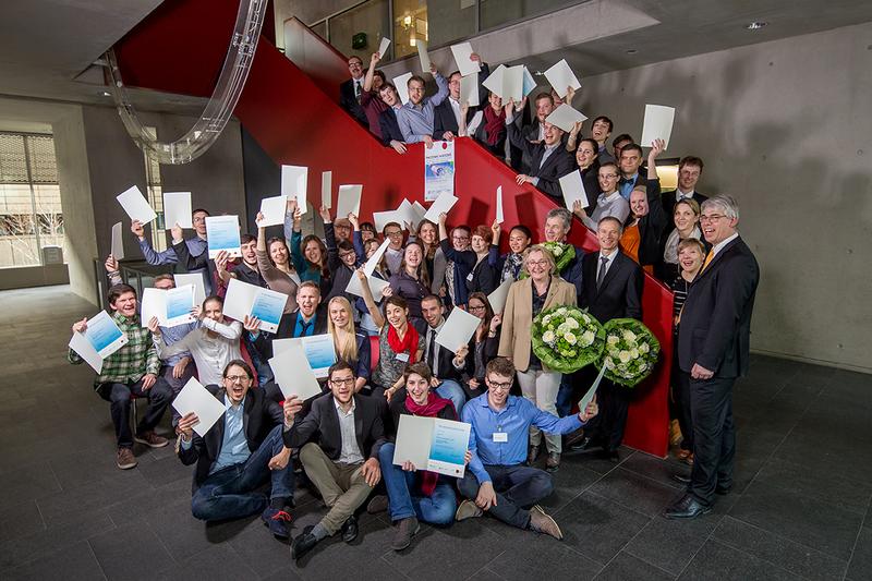 Gruppenfoto der Teilnehmerinnen und Teilnehmer der Photonik-Akademie 2016 im BioQuant der Universität Heidelberg. Bild: VDI Technologiezentrum GmbH
