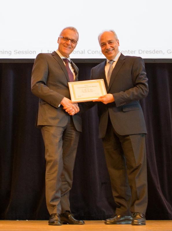 Yervant Zorian (SYNOPSYS) übergibt den IEEE CS TTTC Award an OFFIS-Vorstandsvorsitzenden Prof. Wolfgang Nebel