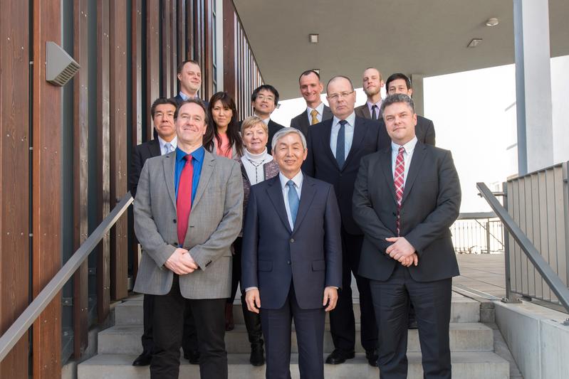 Representatives of DBFZ, the city of Leipzig and the Japanese research institute FFPRI on the occasion of the cooperation agreement on DBFZ