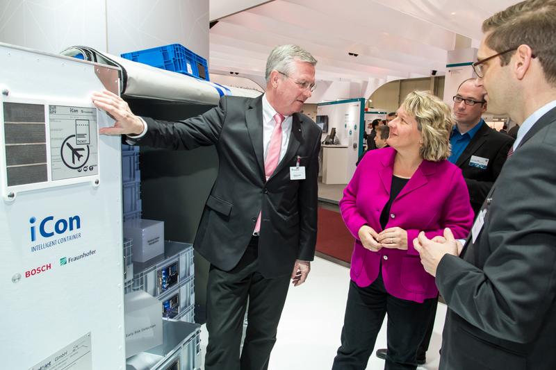 Der intelligente Luftrachtcontainer "iCon" auf der CeBIT: Fraunhofer IML-Institutsleiter Prof. Michael ten Hompel, sein Kollege Prof. Boris Otto (r.) und NRW-Wissenschaftsministerin Svenja Schulze.