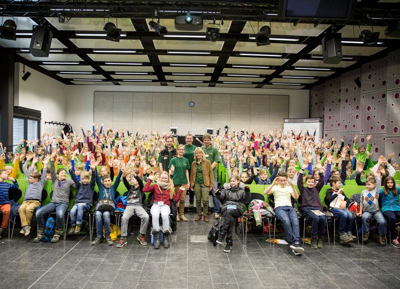 Thomas Schwerdt vom Regionalen Umweltbildungszentrum Nationalpark Harz begeisterte die Junior-Studenten mit seinem interaktiven Vortrag zum Thema „Der Wolf kehrt nach Deutschland zurück"