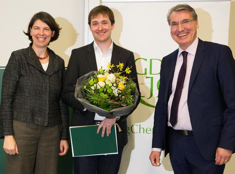 GDCh-Präsidentin Prof. Dr. Thisbe K. Lindhorst, David Fabry und Oliver Lautenschläger, Geschäftsbereichsleiter Chemie der Carl Roth GmbH & Co. KG