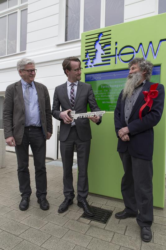 Schlüsselübergabe zur Einweihung der neuen IOW-Ausstellung "Forschungsvilla Ostsee" (von links): BBL-MV-Baudirektor Holger Richter, MV-Bildungsminister Mathias Brodkorb, IOW-Direktor Ulrich Bathmann