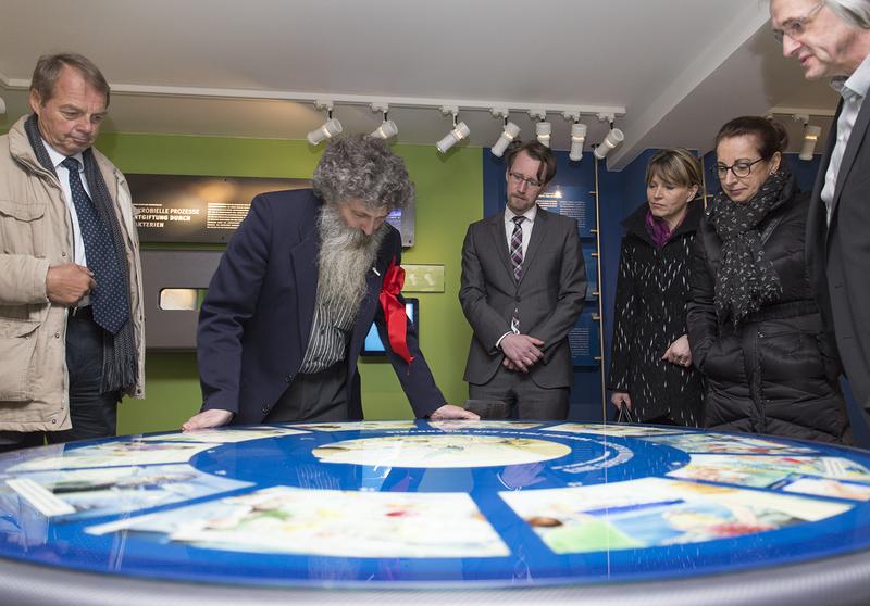 Rundgang durch die neu eröffnete Ausstellung "Forschungsvilla Ostsee": MV-Bildungsminister Mathias Brodkorb (Mitte rechts) und IOW-Direktor Prof. Dr. Ulrich Bathman (Mitte links).