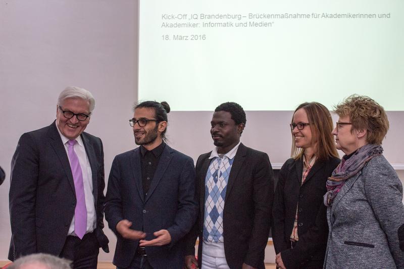 Vlnr.: Dr. Frank-Walter Steinmeier, Moslem Sorkmand und Elvice Didie Mbatchou (Teilnehmer), Dr. Annette Strauß, Geschäftsführerin AWW e.V., Prof. Dr.-Ing. Burghilde Wieneke-Toutaoui, Präsidentin THB 