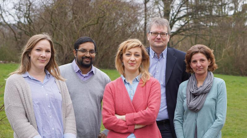 Wirtschaftsinformatiker und Sozialpädagoginnen der Universität Hildesheim arbeiten im Team: Luisa Peters, Julien Hofer, Miriam Sitter, Professor Ralf Knackstedt, Professorin Inga Truschkat.