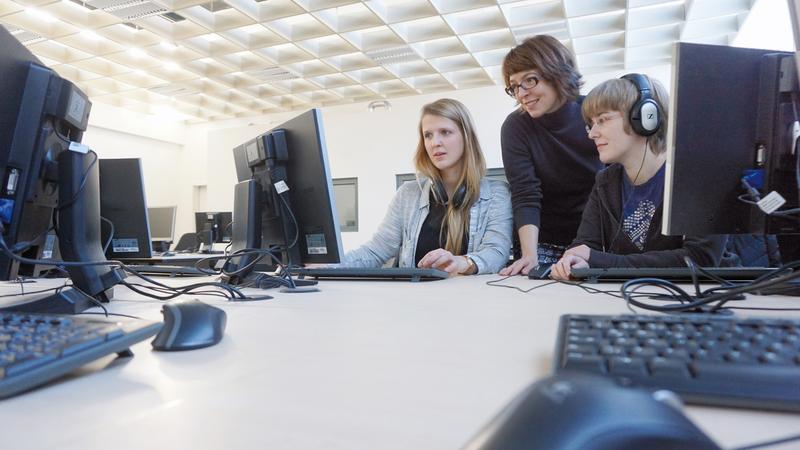 Hören, was passiert: Professorin Nathalie Mälzer (Mitte) mit den Studentinnen Anna Pristouschek und Christine Seggelke im Medientextlabor der Universität Hildesheim.
