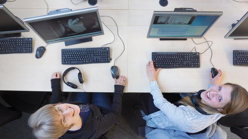Im Medientextlabor der Universität Hildesheim lernen Studierende an 40 Computerarbeitsplätzen zum Beispiel, Filme zu untertiteln und Medien zu übersetzen.