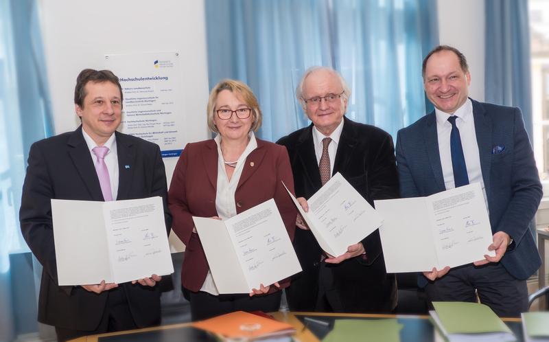 Foto: (HfWU/cm): Die  Integration ist besiegelt: HfWU-Rektor Prof. Dr. Andreas Frey, Wissenschaftsministerin Theresia Bauer,