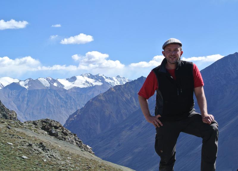 Matthias Poeschel im Pamir über dem Bartang Tal. (Foto: Thomas Türpe.)