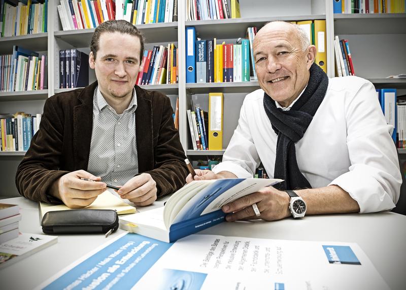  Maik Walm und Prof. Thomas Häcker (v.l.) haben ein Buch zur bundesweiten Diskussion um Inklusion herausgebracht und forschen nun gemeinsam.