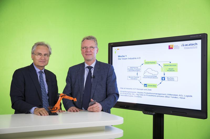 Eröffnen den Online-Kurs "Hands-on Industrie 4.0": acatech-Präsident Prof. Henning Kagermann (l.) und HPI-Direktor Prof. Christoph Meinel (r.).