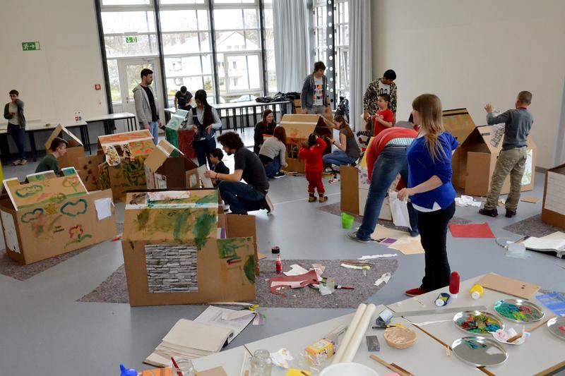 Architekturstudierende der Hochschule Koblenz mit den Flüchtlingskindern bei der Projektarbeit