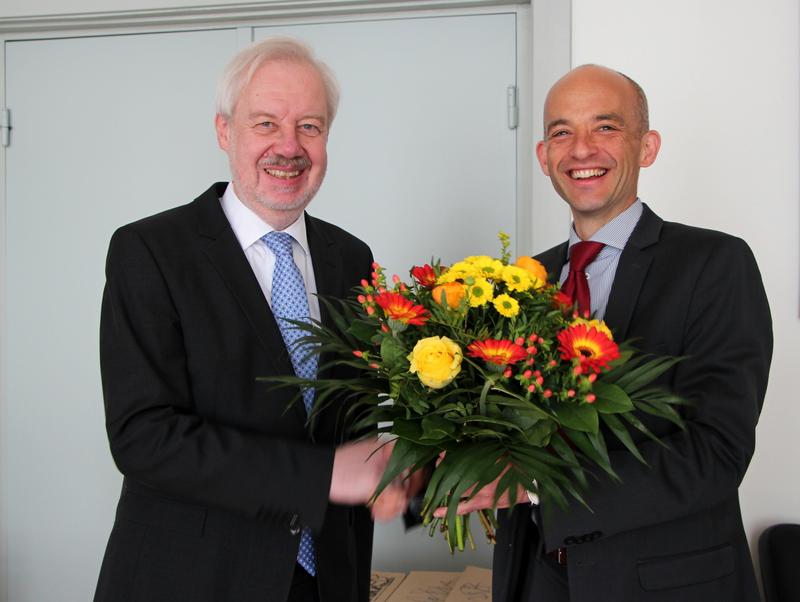 Prof. Dr. Bernd Reissert (links) übergibt das Amt des Präsidenten der Hochschule für Wirtschaft und Recht (HWR) Berlin an Prof. Dr. Andreas Zaby.