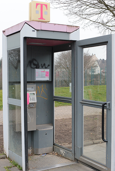 Die Telefonzelle stand zuvor an einer nahegelegenen Bushaltestelle.