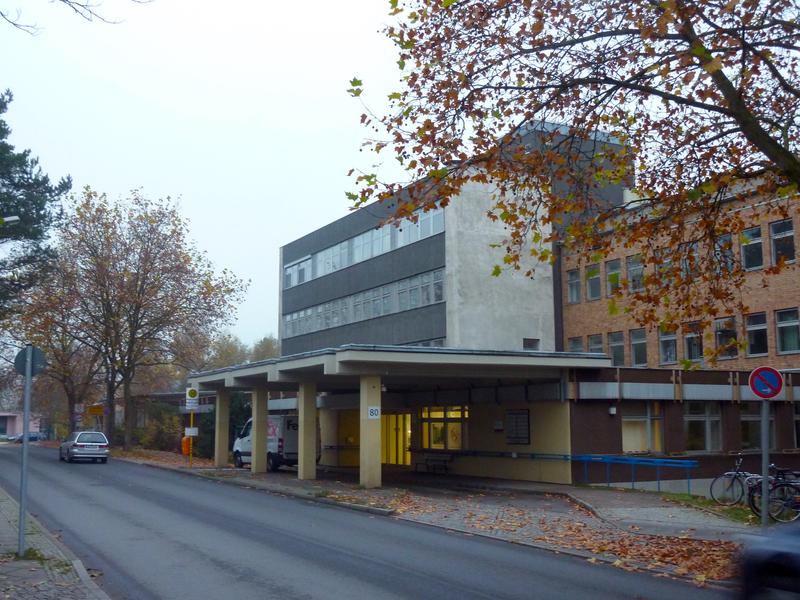 Derzeitige Straßenansicht des ehemaligen Robert-Rössle-Instituts