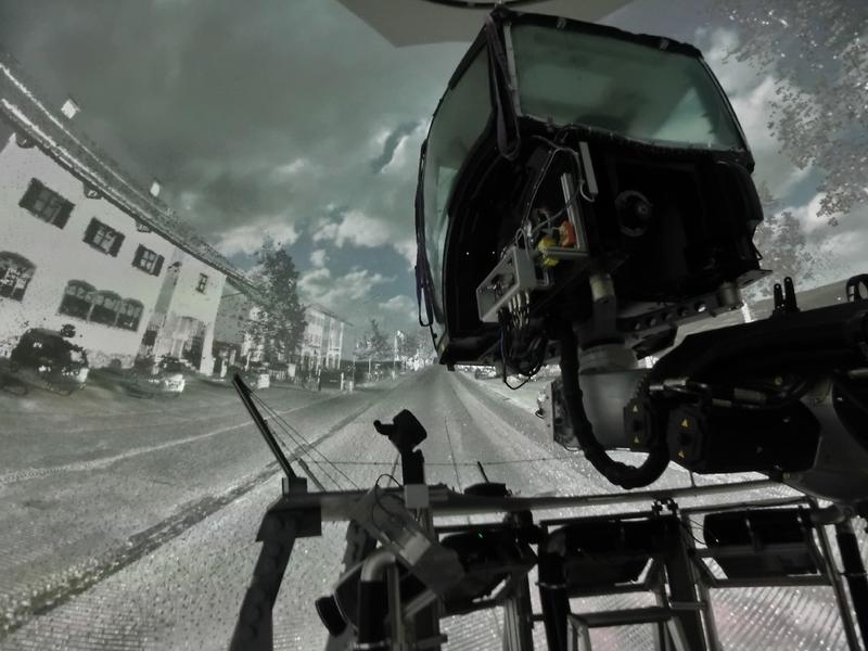 Fraunhofer-Forscher bieten ein System an, das realistische Umwelteinflüsse wie Straßenbelag, Wetter und Fahrmanöver in Fahrsimulationen berücksichtigt.