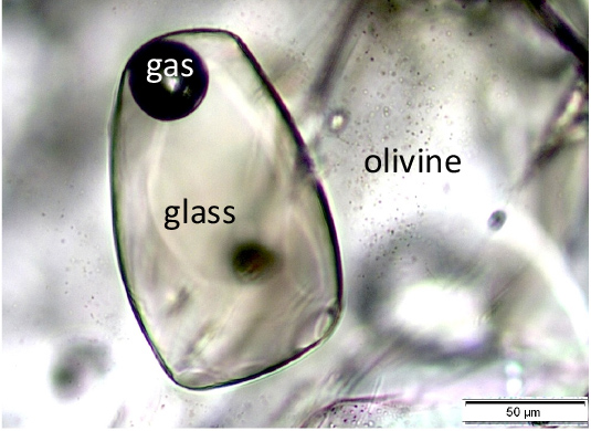 Einfluss einer Schmelze in Olivin aus Komatiit, dass auf 1,500 Grad Celsius erhitzt wurde, um Glas zu erzeugen. Dieses Glas enthält einen signifikanten Anteil an Wasser aus dem tieferen Erdmantel.