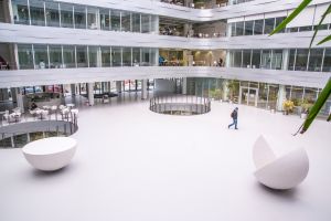 Im Zentrum des Niedrigenergiekonzepts im Kollegiengebäude Mathematik des KIT steht das helle, überdachte Atrium. 