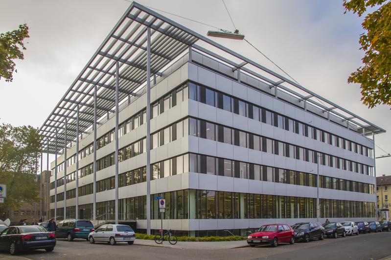 Doppelte Nutzfläche, halber Energieverbrauch: das sanierte Mathematik-Gebäude am KIT-Campus Süd 