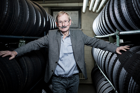 Bo Persson beschäftigt sich seit beinahe zwanzig Jahren damit wie Gummi mit anderen Materialien interagiert, und hat eine umfängliche Theorie der zugrundeliegenden Kontaktmechanik entwickelt.