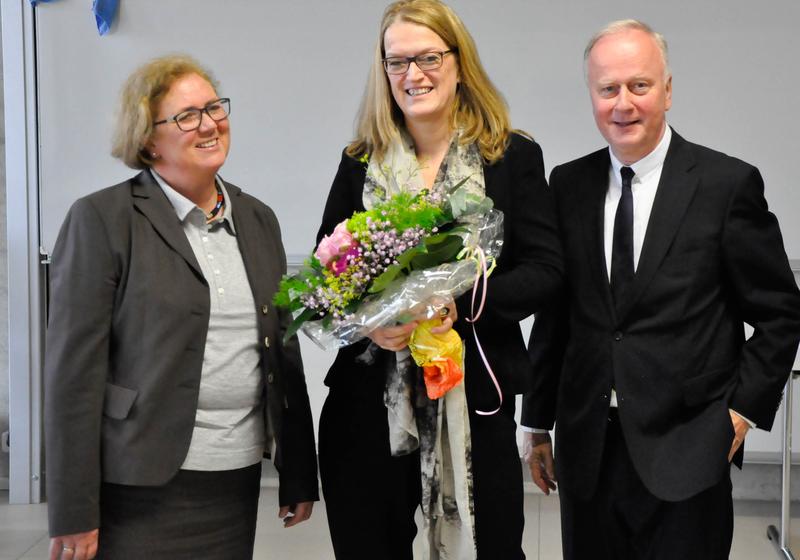 Bibiana Kemner, eingerahmt von der Senatsvorsitzenden Prof. Dr. Dagmar Ackermann und dem Hochschulratsvorsitzenden Dr. Dieter Porschen nach ihrer Wahl. 