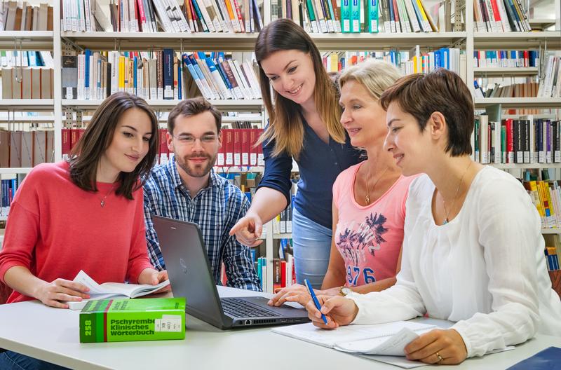Die Studierenden des Masters lernen, aktuelle Herausforderungen in der Gesundheitsversorgung zu erkennen sowie neue Versorgungsmodelle zu entwickeln und in der Praxis umzusetzen.