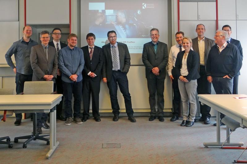 Vertreter der FH, des Kunststoff-Instituts Lüdenscheid, der Firmen Möllertech Engineering und Kostal beim ersten Projektreffen in der Fachhochschule.