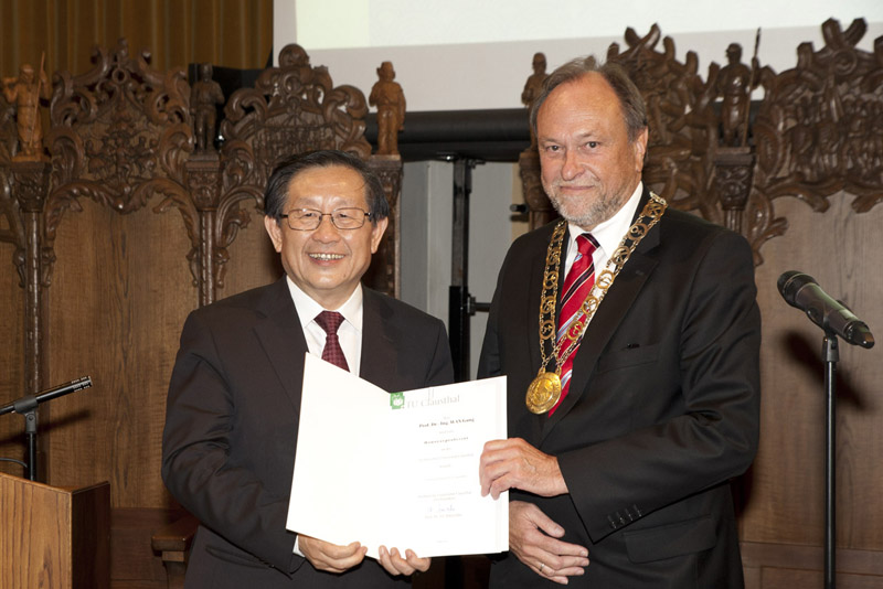 Chinas Forschungsminister Wan Gang (links) erhält die Urkunde vom Clausthaler Universitätspräsidenten Professor Thomas Hanschke.