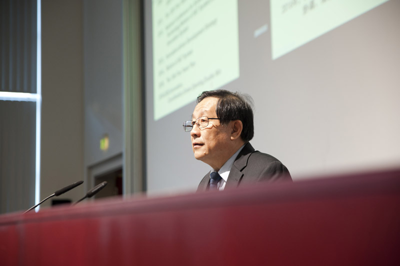Prof. Wan Gang hält seine Antrittsvorlesung zum Thema Elektromobilität im Audimax der TU Clausthal.
