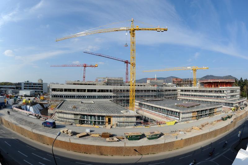 Der Rohbau der neuen Chirurgischen Universitätsklinik Heidelberg ist fertig - am 11. April 2016 wurde Richtfest gefeiert. 