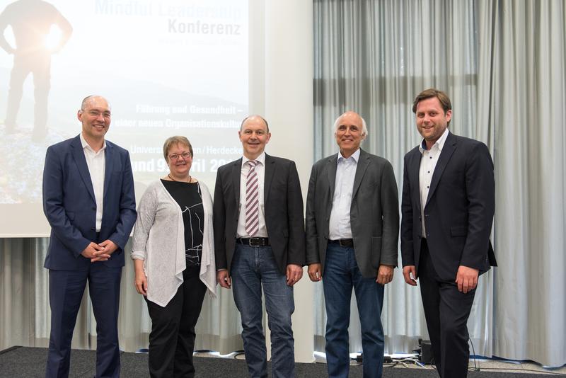 v.l.: Peter Bostelmann (SAP), Dr. Margret Ammann (SAP), Robert Wellter (Kreisklinikum Siegen), Rudi Ballreich (Coach und Mediator), Sebastian Benkhofer (Zentrum Fort- und Weiterbildung UW/H)