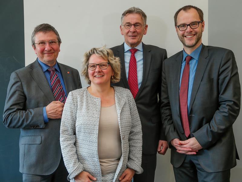 Drücken „RuhrValley“ die Daumen (v.l.): Prof. Dr. Wilhelm Schwick, NRW-Wissenschaftsministerin Svenja Schulze, Prof. Dr. Jürgen Bock  und Prof. Dr. Bernd Kriegesmann