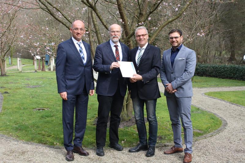 Urkundenübergabe im Oldenburger Hörgarten: v.l.n.r.: Lars Krause, Prof. Dr. Dr. Birger Kollmeier, Dr. Wolfgang Nebel und Sebastian Quirandt 