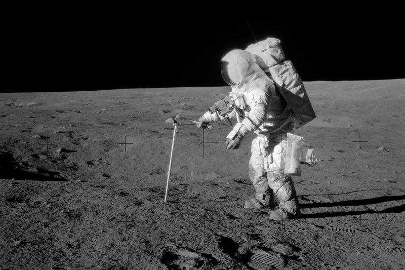 Der Astronaut Alan L. Bean, Pilot der Mondfähre der Apollo 12-Mission, entnimmt am 20. November 1969 eine Gesteinsprobe auf dem Mond. In solchen Proben fanden TUM-Physiker Spuren von Supernova-Eisen.