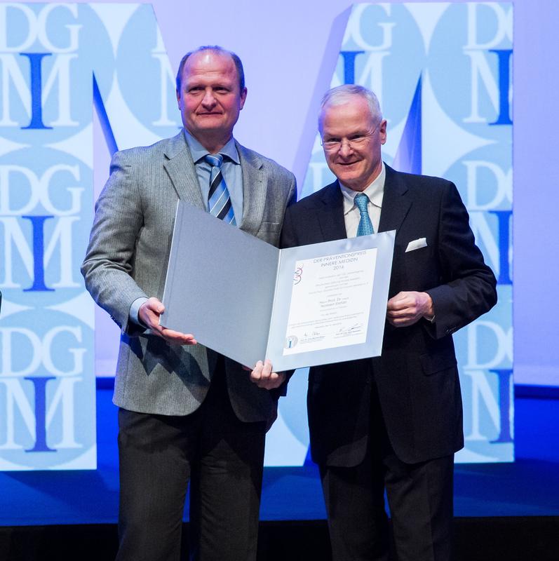 Prof. Norbert Stefan (links) nimmt den Präventionspreis der Deutschen Stiftung Innere Medizin entgegen.