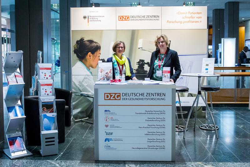DZG-Stand: Dr. Astrid Glaser (DZD) und Christine Vollgraf (DZHK) stellen die Deutschen Zentren der Gesundheitsforschung vor. 