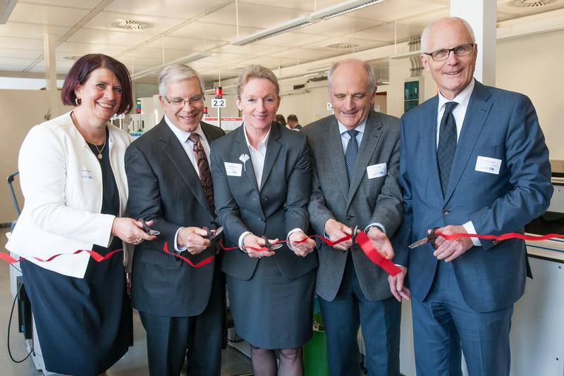 Feierliche Eröffnung der Laborstraße: Silvia Hardenbol und Patrick R. Murray von BD, Irmtraut Gürkan, Prof. Dr. Klaus Heeg, Prof. Dr. Guido Adler von Uniklinikum Heidelberg.