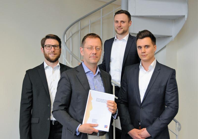 Sie haben das Gutachten zur betrieblichen Altersversorgung verfasst (von links): Dominik Tschinkl, Professor Dirk Kiesewetter, Moritz Menzel und Michael Grom. 